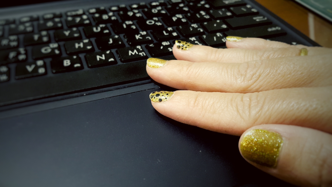 fashion-style-of-yellow-colors-nail-polish-glitter-2021-09-04-10-38-19-utc.jpg
